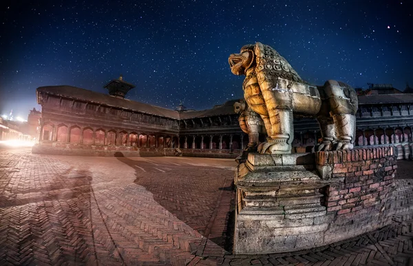 Leones de piedra por la noche en Bhaktapur — Foto de Stock