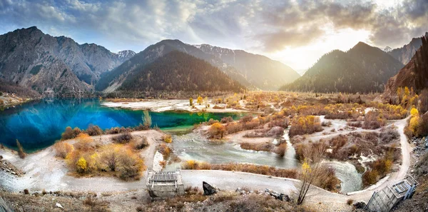 Lago di montagna — Foto Stock