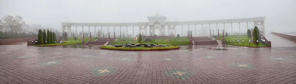 Parque Almaty en la niebla — Foto de Stock