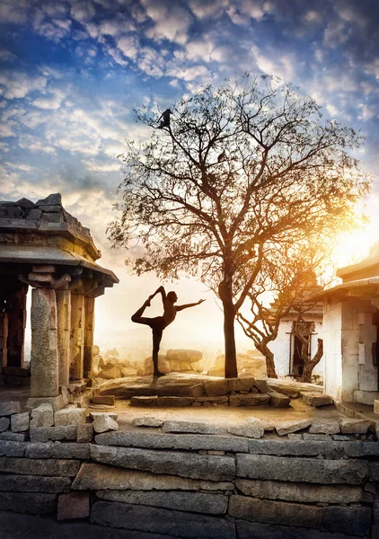 Yoga i hampi — Stockfoto