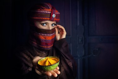 Sarı baharat ile Türban kadın