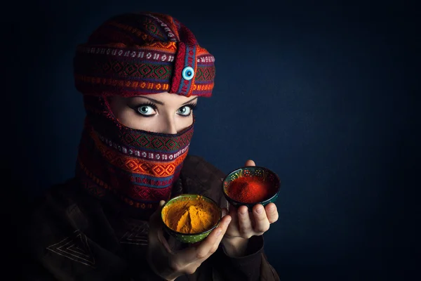 Mujer con turbante y especias —  Fotos de Stock