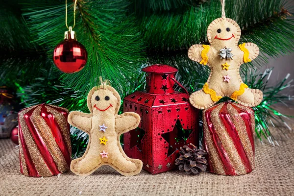 Gingerbread toys near Christmas tree — Stock Photo, Image