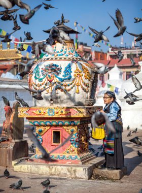 Tibet kadının yanına Bodnath stupa