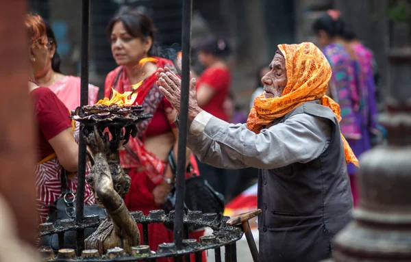 Man praying in Nepal temple — Stock Photo, Image