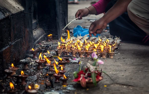 Rytuał w pobliżu świątyni hinduskiej w Nepalu — Zdjęcie stockowe