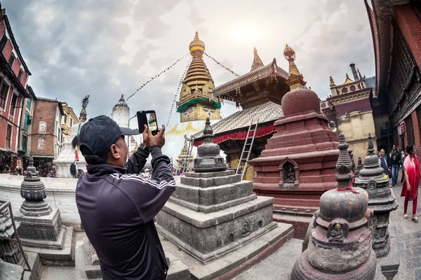 Turista tirar fotos de stupa — Fotografia de Stock