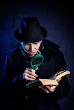 Dedektif büyüteç cam ve kitap ile