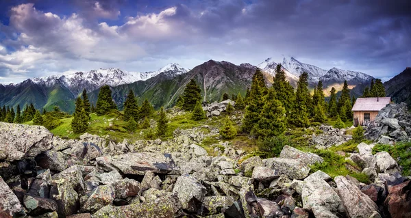 Dağlarda bir ev — Stok fotoğraf