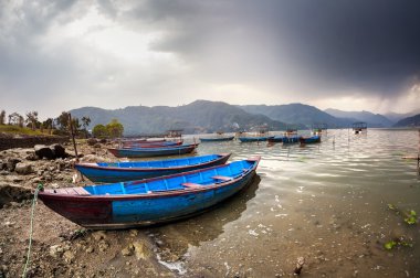 Pokhara gölde tekne