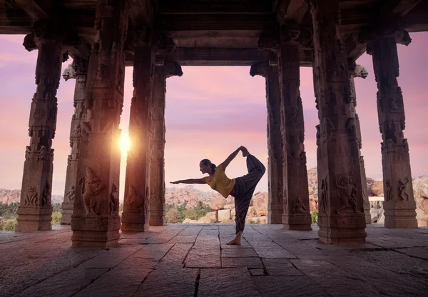 Yoga im Hampi Tempel — Stockfoto