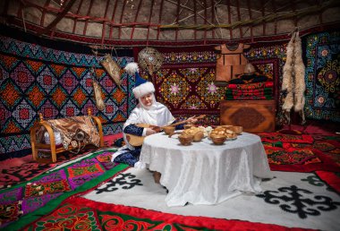 Dombra yurt içinde kadınlarla kazak