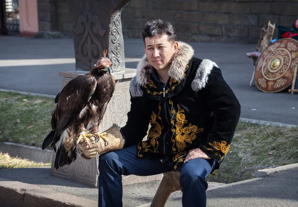 Kazakh man met falcon — Stockfoto