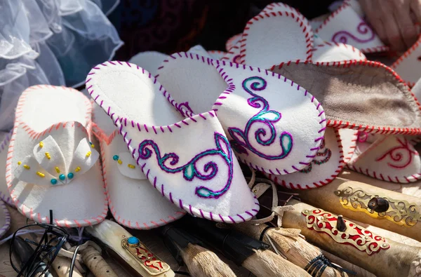 Kazakh etnische schoenen in de markt — Stockfoto