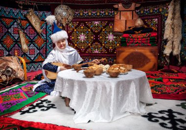Dombra yurt içinde kadınlarla kazak
