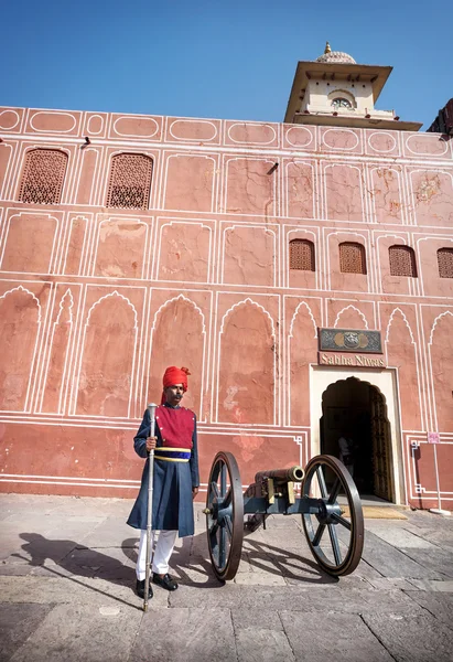 Rajasthani Mann im Turban in der Nähe der Kanone — Stockfoto