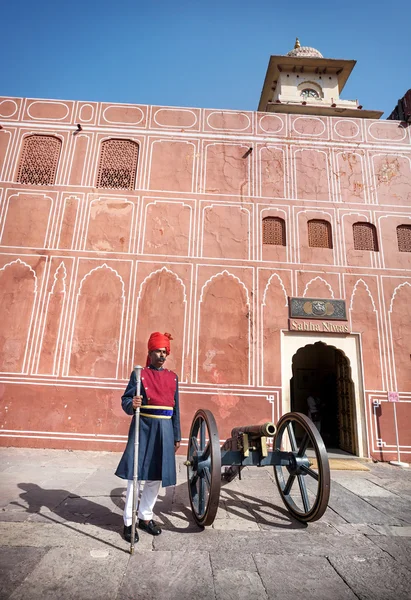 Rajasthani człowieka w turbanie w pobliżu armaty — Zdjęcie stockowe