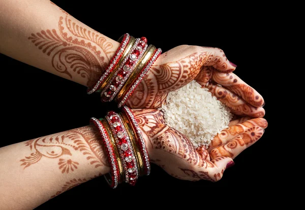Индийские руки с рисом — стоковое фото