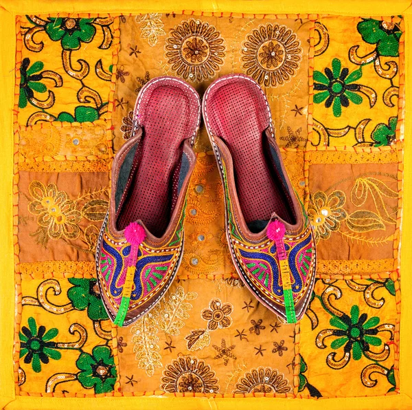 Этнические раджастанские ботинки — стоковое фото