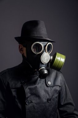 Gaz maskeli adam.