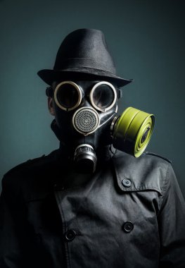 Gaz maskeli adam.