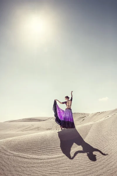 Dansen in de woestijn — Stockfoto