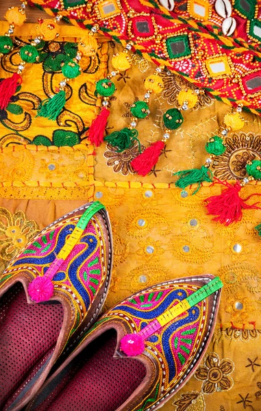 Εθνοτικές Rajasthan παπούτσια και τη ζώνη — Φωτογραφία Αρχείου