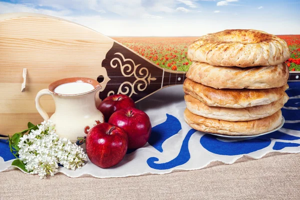 Домбра и казахская еда — стоковое фото