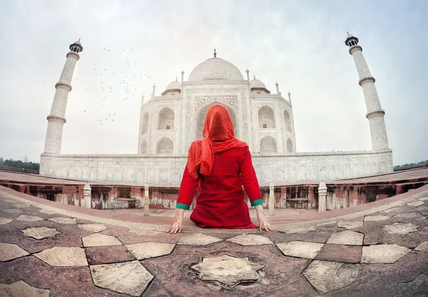 Femme à Taj Mahal — Photo