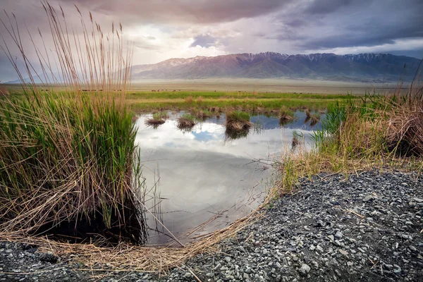 Lac dans les montagnes au Kazakhstan — Photo