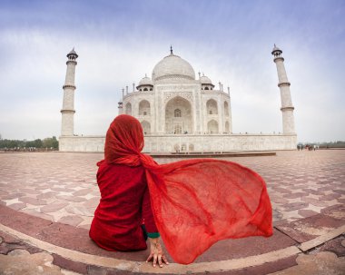 Taj Mahal'ı yakınındaki Kırmızılı kadın 