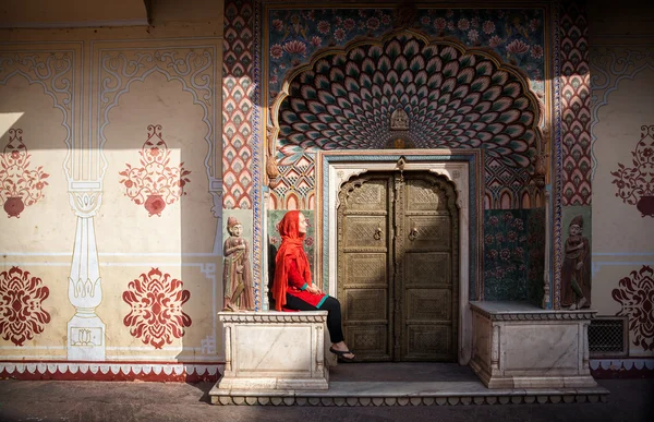 Femme au palais de la ville de Jaipur — Photo