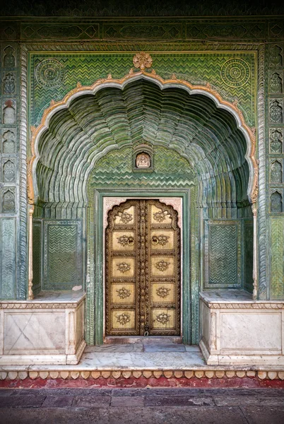 Green gate in Jaipur — Stock Photo, Image