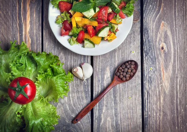 Green salad and vegetables on the table — 图库照片