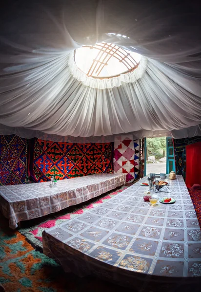 Yurta kirguisa interior — Foto de Stock