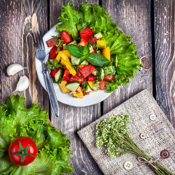 Green salad and recipe book — 图库照片