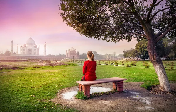 Mujer mirando Taj Mahal — Foto de Stock