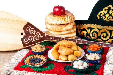 Kazak gıda, dombra ve şapka