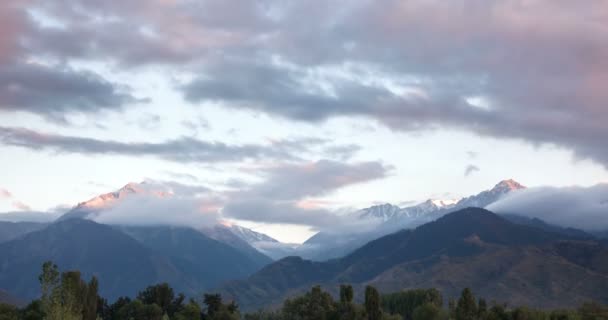 Nuvens no cume da montanha — Vídeo de Stock