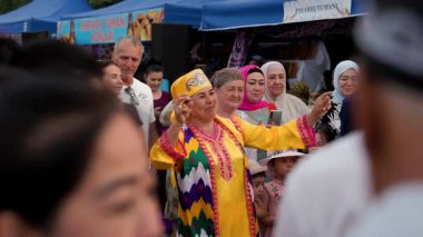 Dağların hava aracı manzarası. Bakir beyaz kar ve nehirle kaplı. Kazakistan 'ın Almaty şehrindeki Tien Shan Dağı