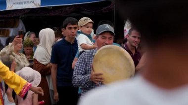 Dağların hava aracı manzarası. Bakir beyaz kar ve nehirle kaplı. Kazakistan 'ın Almaty şehrindeki Tien Shan Dağı