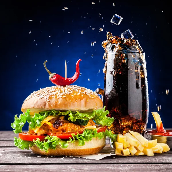 Hamburgare och cola — Stockfoto