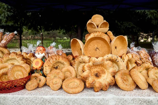 Özbekistan 'da Semerkant ekmek festivalinin sokak pazarında lezzetli geleneksel Özbek ekmek lepyoshka