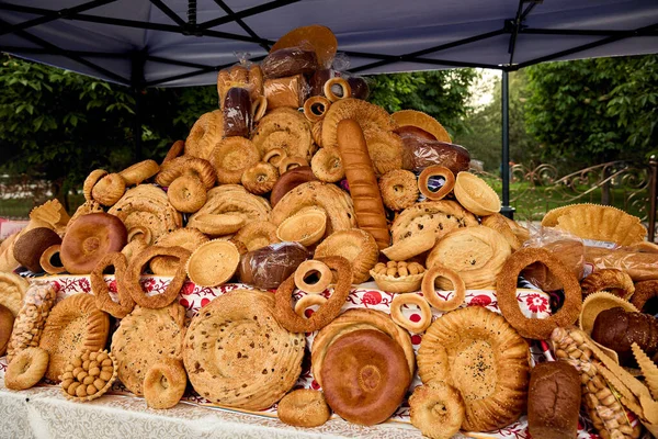 Özbekistan 'da Semerkant ekmek festivalinin sokak pazarında lezzetli geleneksel Özbek ekmek lepyoshka