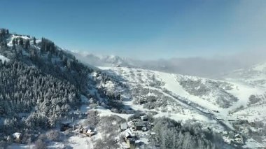 Dağ vadisi manzarasının insansız hava aracı görüntüsü bakire beyaz kar ve Kazakistan 'ın Almaty Şehri yakınlarındaki küçük köy hortumlarıyla kaplıydı.