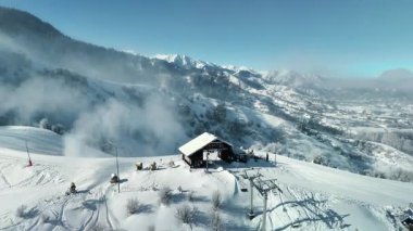 Dağ vadisi manzarasının insansız hava aracı görüntüsü Kazakistan, Almaty City yakınlarındaki Oi Qaragai kayak merkezindeki bakir beyaz karla kaplıydı.