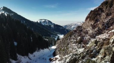Dağ vadisi manzarasının hava aracı görüntüsü Almaty City, Kazakistan yakınlarındaki bakir beyaz kar ve ormanla kaplıydı.