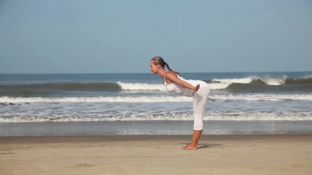 Yoga på stranden — Stockvideo