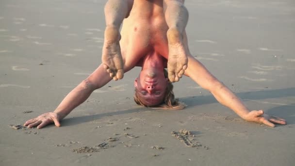 Yoga på stranden — Stockvideo