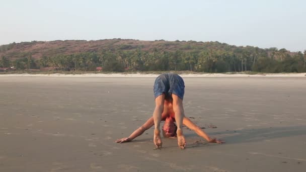 Йога на пляже — стоковое видео